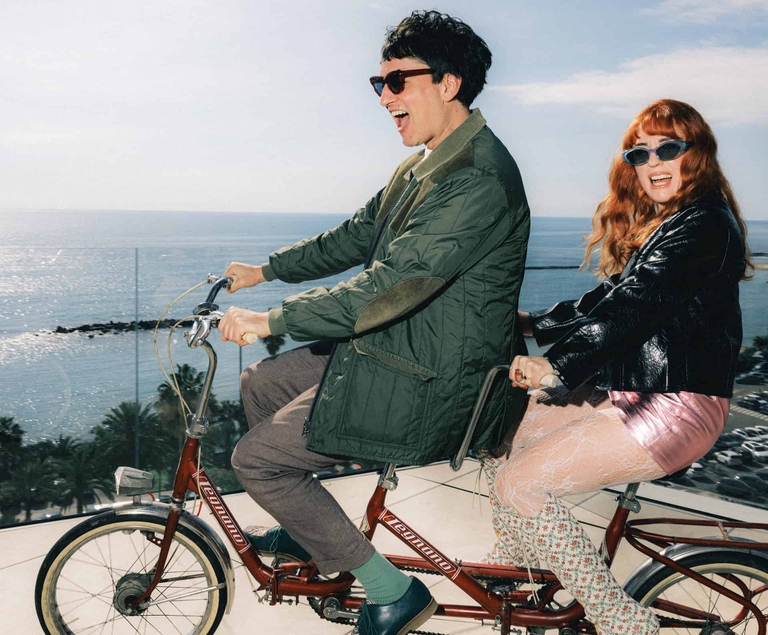 Maria Antonietta e Colombre in bicicletta.