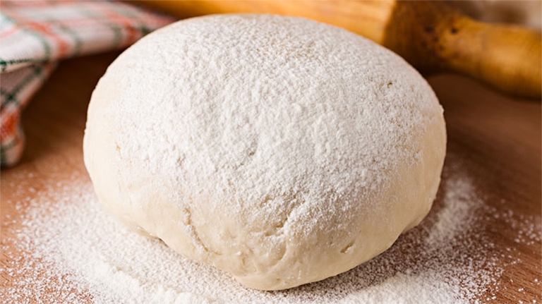 Gli ingredienti del pane si mettono direttamente nell'impasto. ©Ingimage