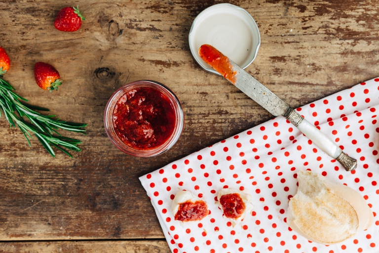 Marmellata di fragole e rosmarino