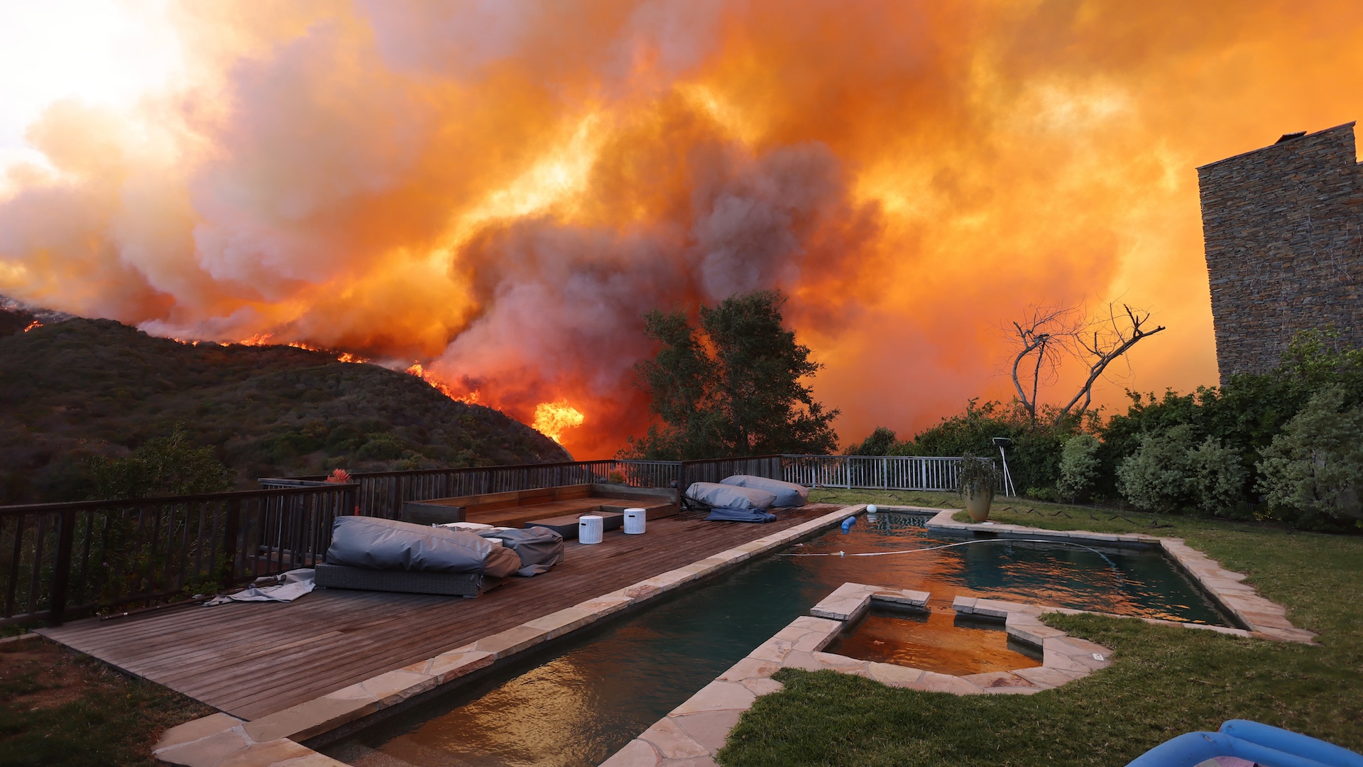 Cosa sono i “colpi di frusta idroclimatici” che agevolano i mega-incendi