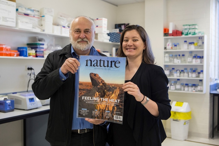 I ricercatori Arthur Georges e Clare Holleley con la copertina di Nature