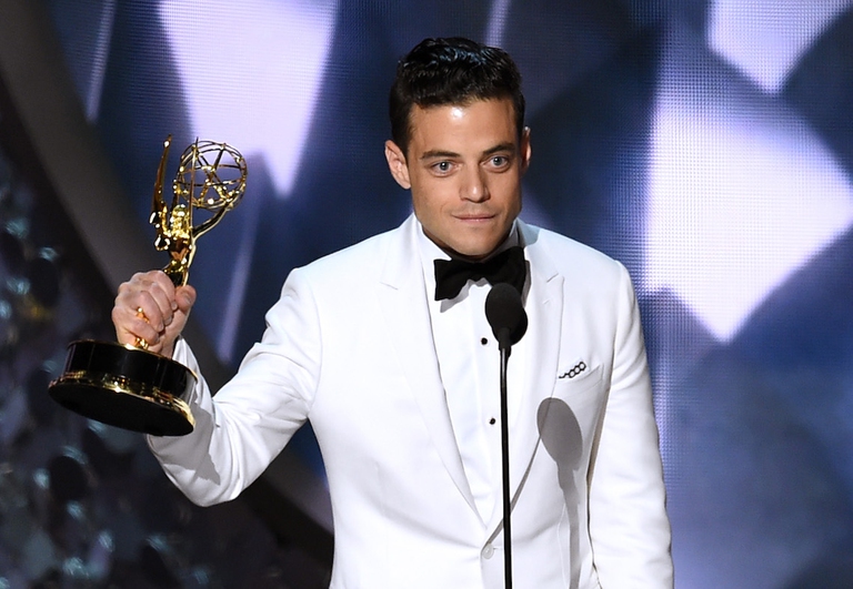 L'attore Rami Malek sul palco, mantenere con la mano destra il premio Emmy come miglior attore per la serie 'Mr. Robot'.
