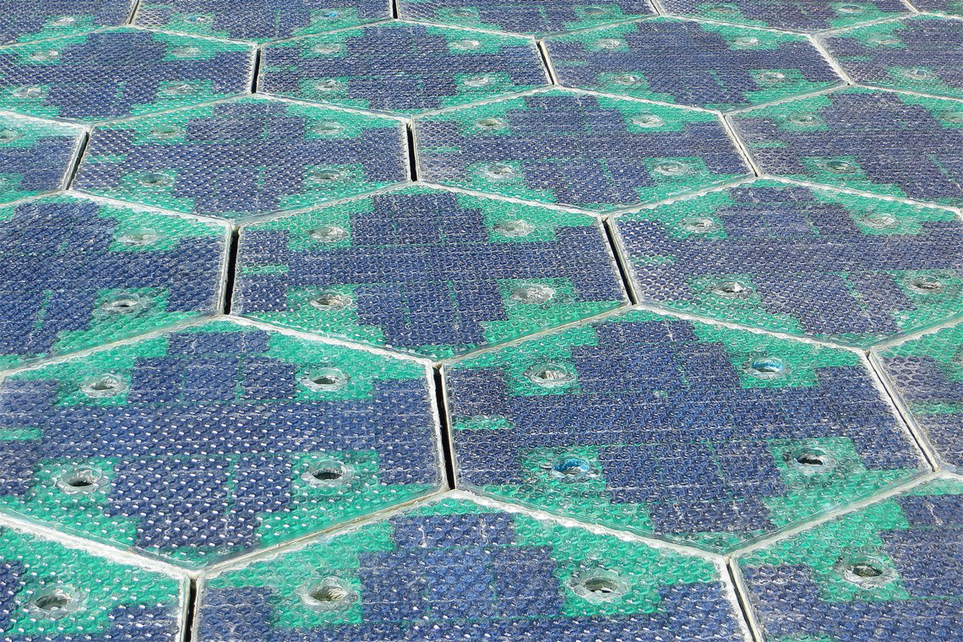 Autostrada con pannelli solari integrati nell'asfalto