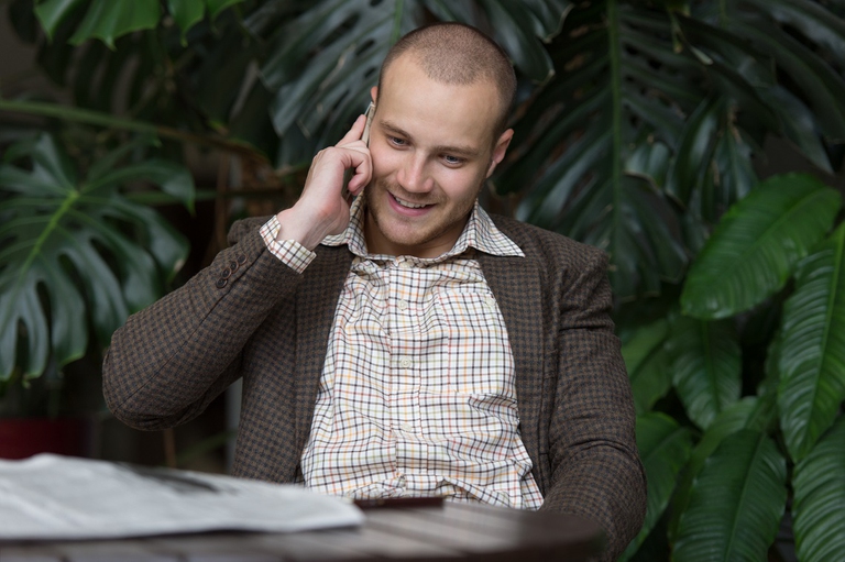 Telefonata di lavoro in un ufficio ricco di piante