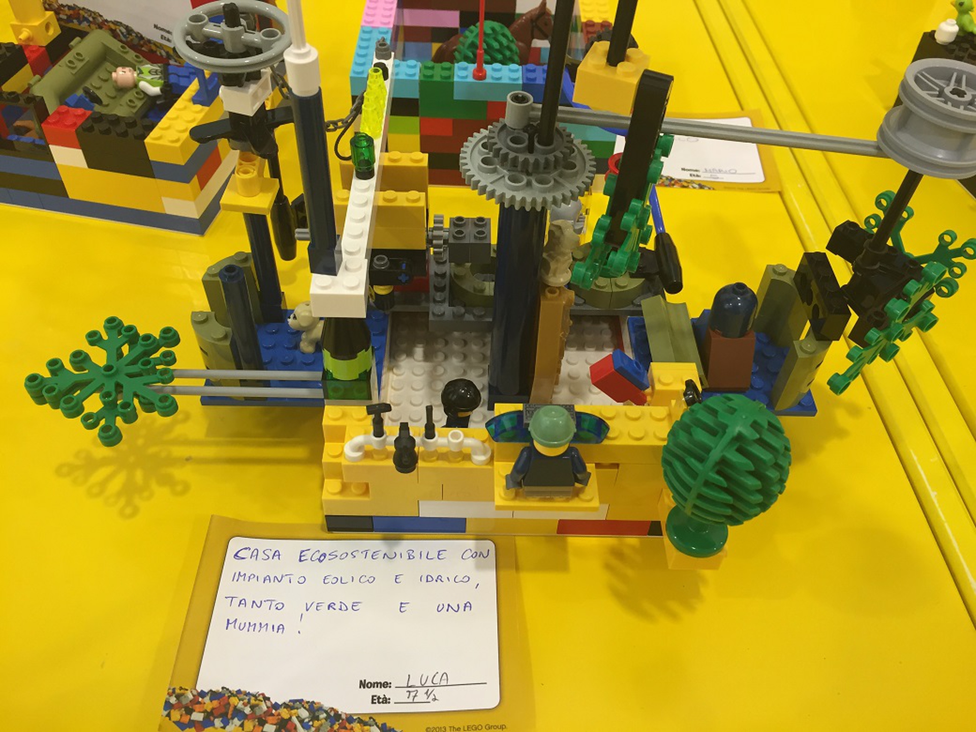 Una casa ecosostenibile con impianto eolico e idrico immaginato da Luca di 7 anni e mezzo a Lego Build the Change 2016 - Lecco