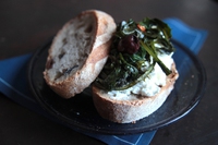 Erbe selvatiche nel panino con ricotta e olive