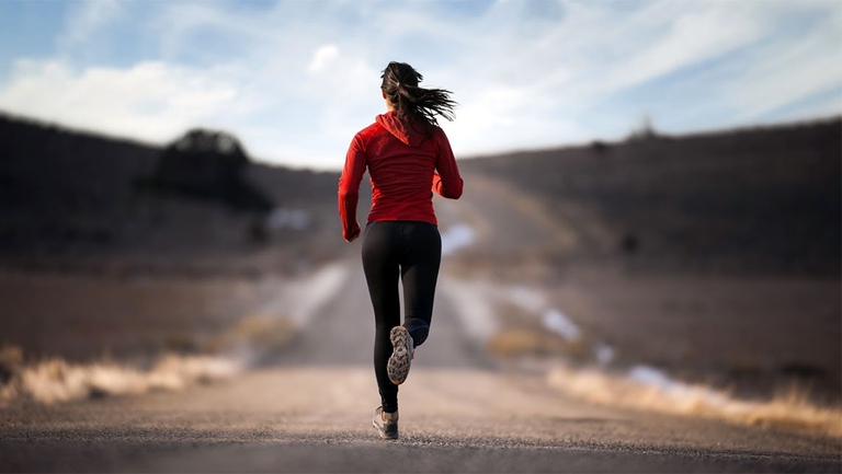 Nei runner aumentano le connessioni cerebrali. Come succede ai musicisti. Finora le neuroscienze avevano riconosciuto la capacità di modificare il cervello ad altre attività, tutte contraddistinte da un costante allenamento per mantenere il controllo di movimenti accurati, piccoli e precisi: la musica, il golf, il tennis, la danza. In tutti questi casi sono richiesti gesti puliti e controllati. E sono proprio le azioni di quel tipo, perfettamente dosate, quelle ritenute capaci di aumentare la connettività funzionale, riuscendo a mantenere correlate nel tempo le attività di distinte aree cerebrali. Questo complesso coordinamento del corpo, così proficuo per il cervello, sembra sia anche richiesto, con relativi vantaggi cerebrali indotti, ai runner. “Questa attività considerata ripetitiva - afferma Raichlen - in realtà coinvolge molte complesse funzioni cognitive che possono aver un impatto sul cervello”.