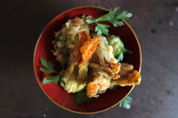 Fiori di zucca fritti ripieni di mozzarella e acciuga in pastella di erbe aromatiche