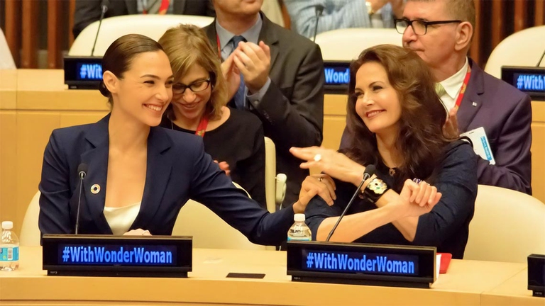 21 ottobre, Palazzo di vetro Onu: al nome di Wonder Woman, l'attrice Lynda Carter mima il gesto dei braccialetti che faceva in tv