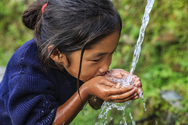 World toilet day 2022, bambini che beve acqua.