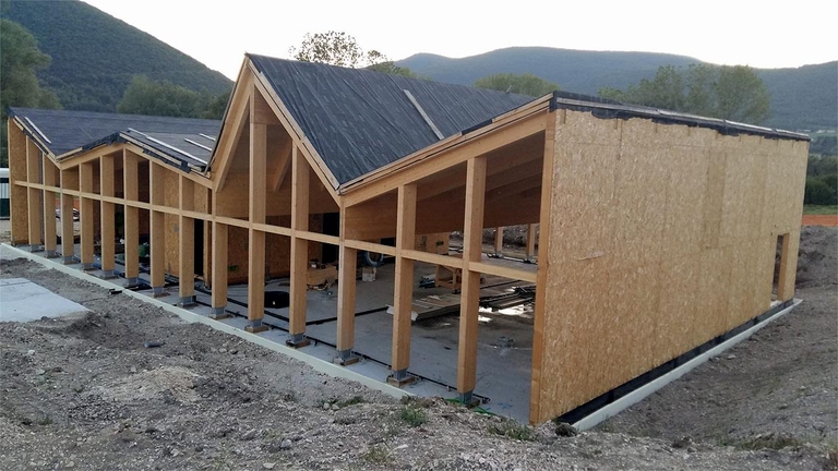 Il padiglione in costruzione. Allestito appena fuori le mura di Norcia, è costruito interamente in legno, grazie al contributo della Filiera del legno friulana, ed è articolato in due sale polivalenti una da 140 e una da 60 posti, divise da un corpo di servizi centrale.