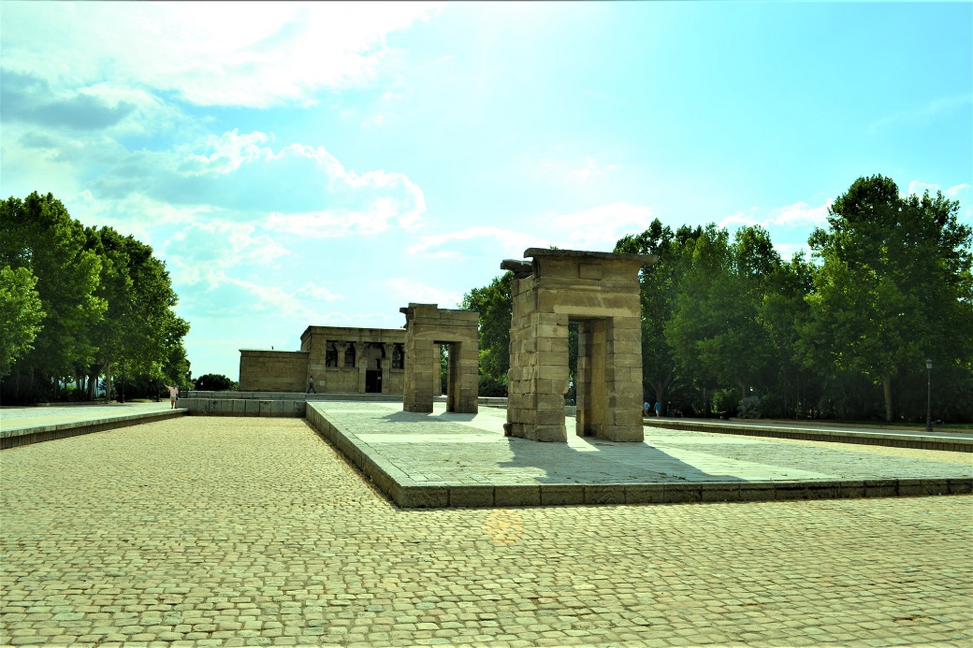 Il tempio di Debod è un tempio dell'antico Egitto localizzato attualmente a Madrid