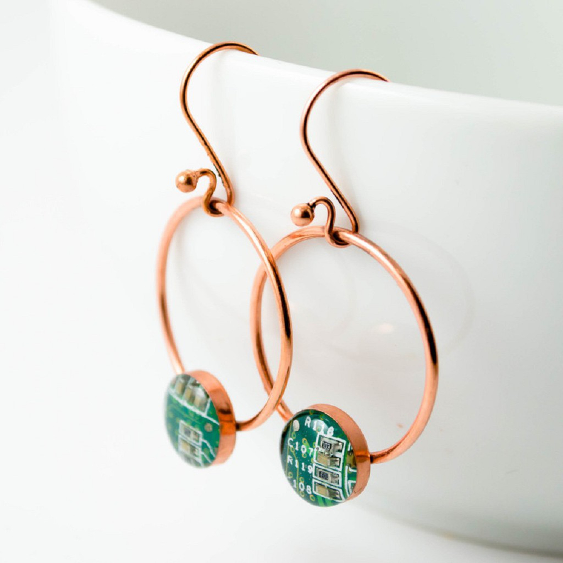 Circuit breaker labs, dal riciclo di circuiti elettrici nascono gioielli ecologici