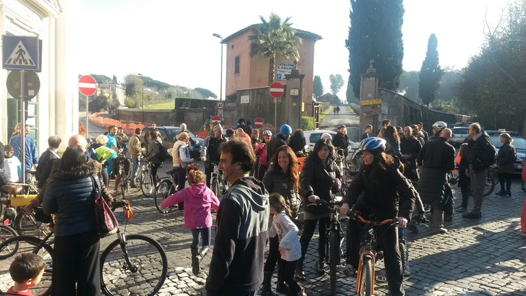 manifestazione ciclisti appia antica roma