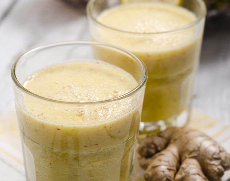 succo mela e zenzero bicchieri