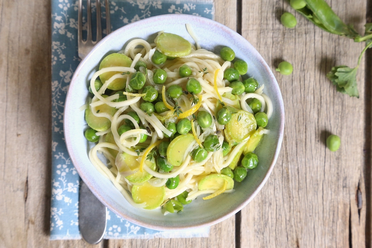 tagliolini con piselli e zucchine