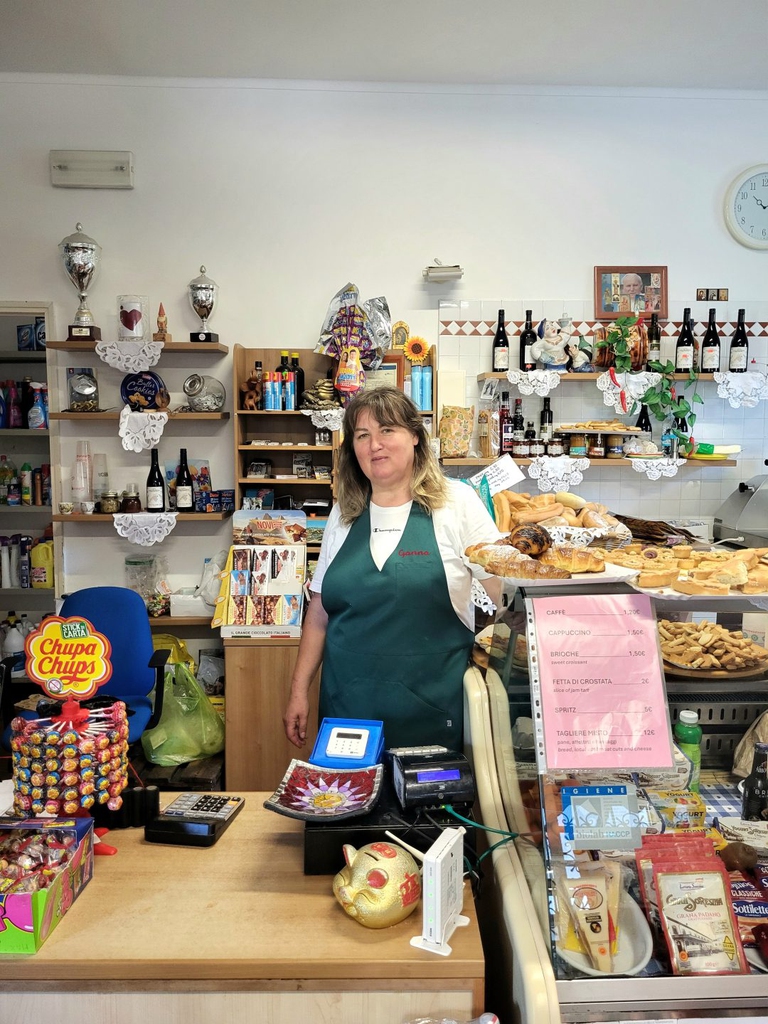 Ganna Kovalyuk dietro il bancone del suo alimentari a Costa Vescovato