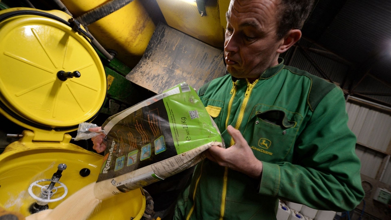 Un agricoltore francese con una confezione di Roundup, erbidica a base di glifosato