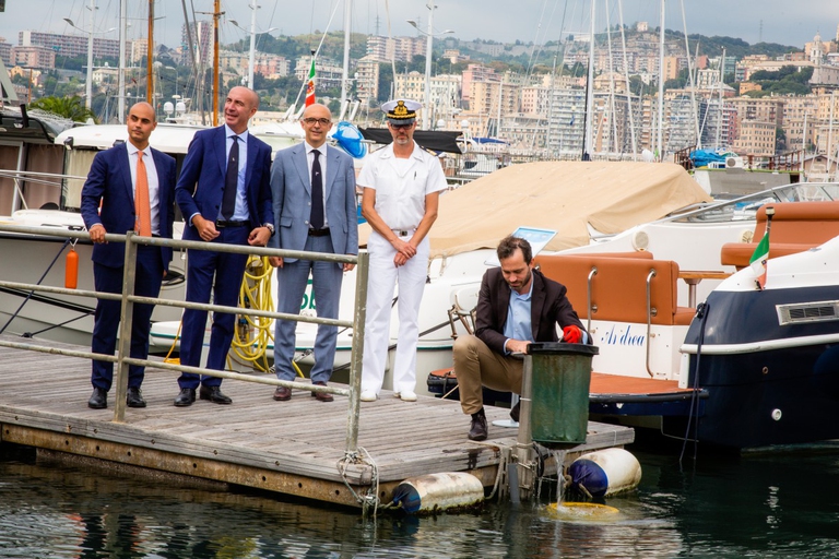 L'installazione di un Seabin del progetto LifeGate PlasticLess al porto antico di Genova grazie alla partecipazione di Grohe