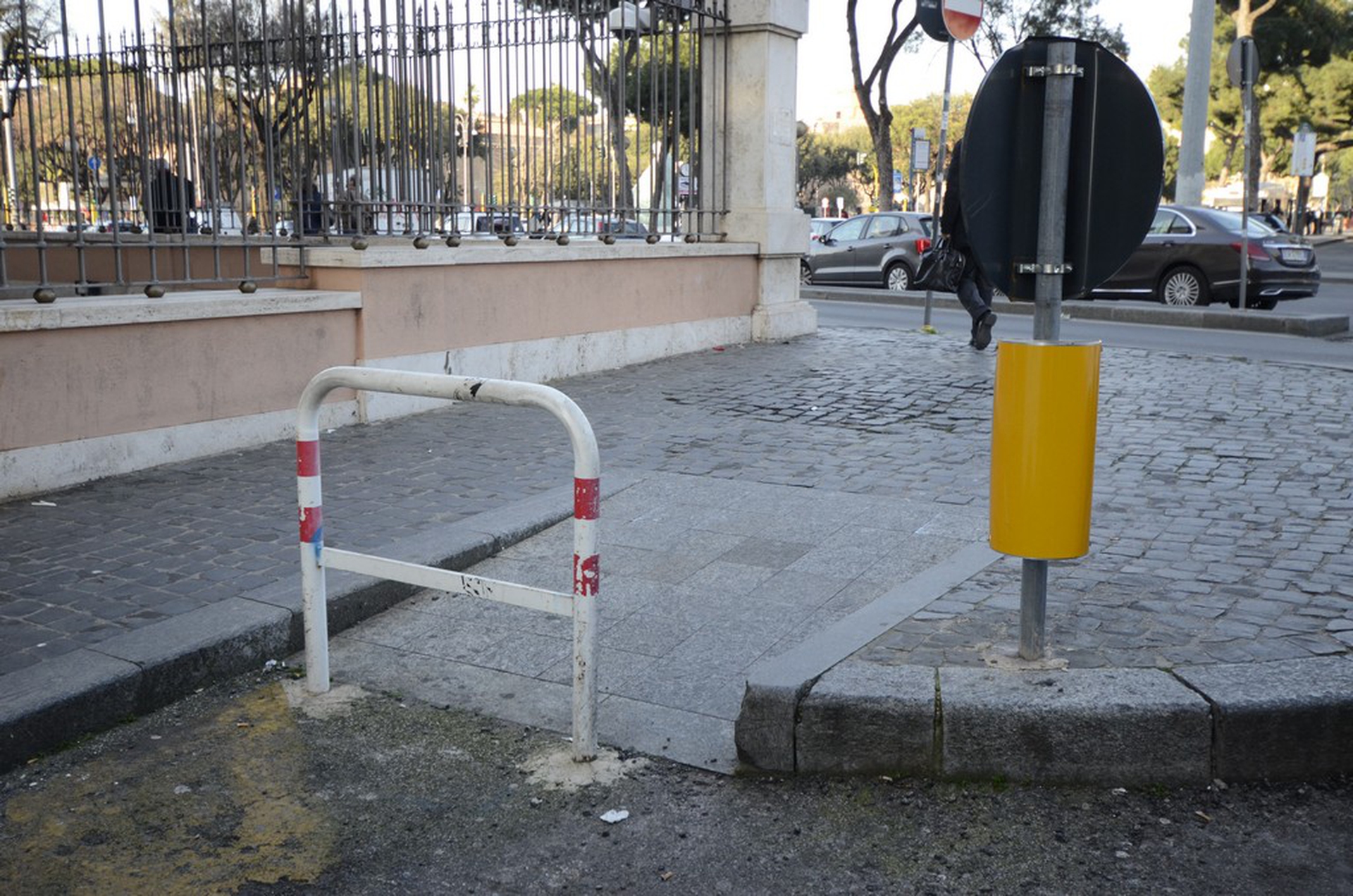 Contrasti - Servizi. Passaggio Bloccato di Chiara Bassignana