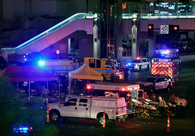 I mezzi di soccorso intervengono a Las Vegas dopo la sparatoria