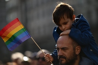 L’offensiva del governo Meloni contro le famiglie omogenitoriali