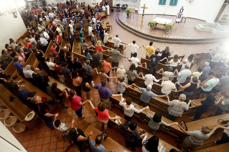 Gli abitanti di El Paso riuniti in una veglia in onore delle vittime della sparatoria del 3 agosto