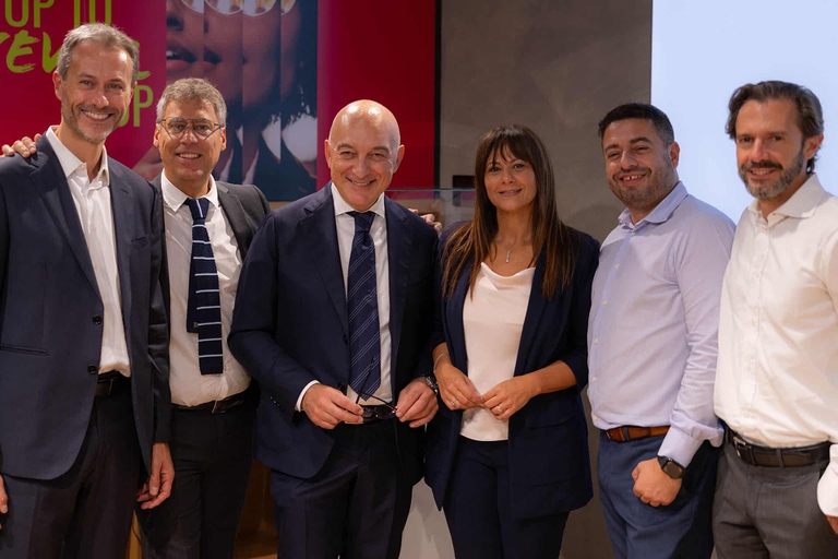 Da sinistra a destra: Pasquale Nicastro direttore acquisti, Marco Annovazzi head of quality, Nicola Pierdomenico ceo, Monica Dimaggio sustainability manager, Marcello Caldarella responsabile corporate communication, Bruno Bianchini direttore marketing strategico di Penny Italia © Penny 