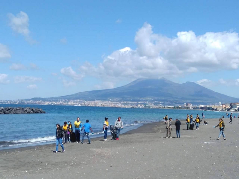 Un'attività organizzata da Legambiente per Spiagge pulite a Catsellammare di Stabbia, Napoli 