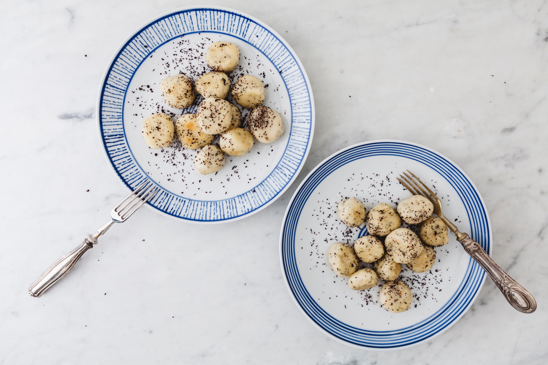 Gnocchi di ricotta, alghe e shiso