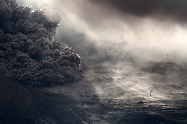 Esplosioni di cenere a gas dal vulcano Sinabung, foto vincitrice assoluta del 13esimo concorso dello Smithsonian © Albert Ivan Damanik / Smithsonian