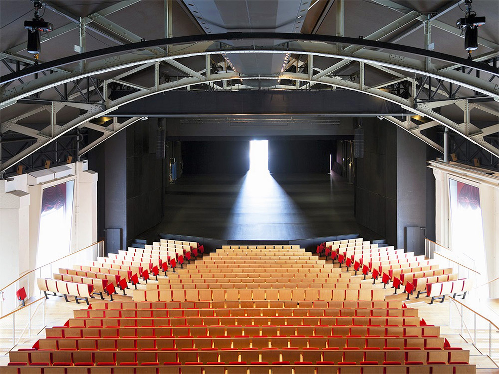 Batiment des Forces Motrices sul lago di ginevra