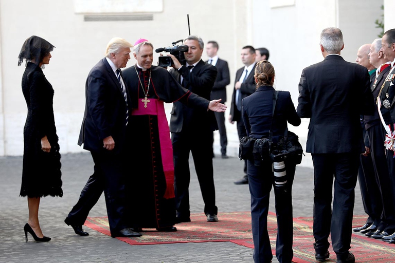 Donald Trump fa il suo ingresso in Vaticano insieme alla moglie Melania Trump © Getty Images