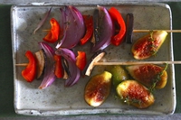 Kebab mediterraneo con fichi marinati, la ricetta