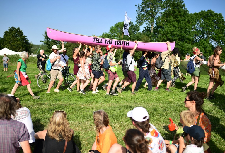 Manifestanti di XR con la celebre barca rosa