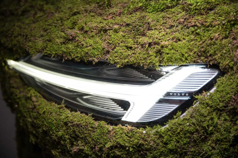 Un dettaglio della Volvo V60 ricoperta di muschio dagli studenti del POLI.design di Milano.