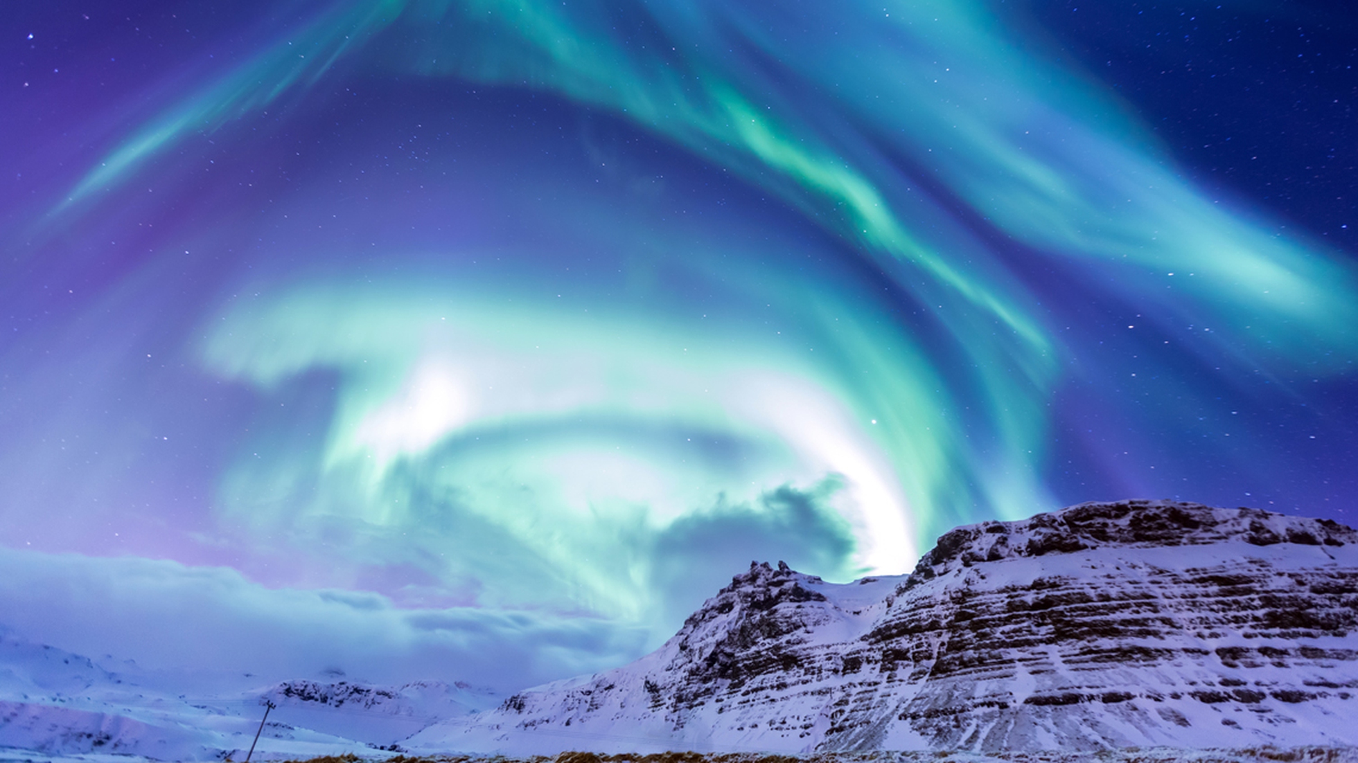 Il cielo si colora di verde, viola e blu: è l'aurora boreale 