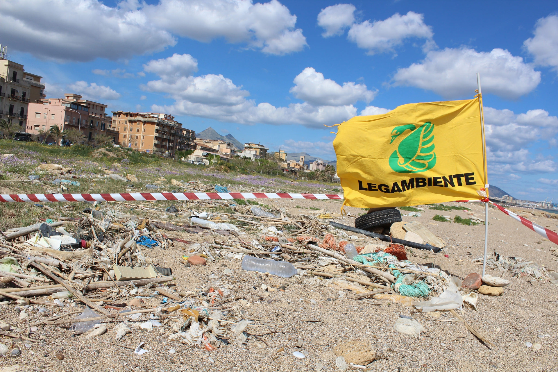 Un Mare Di Rifiuti Sulle Spiagge Italiane. I Dati Dell'indagine Beach ...