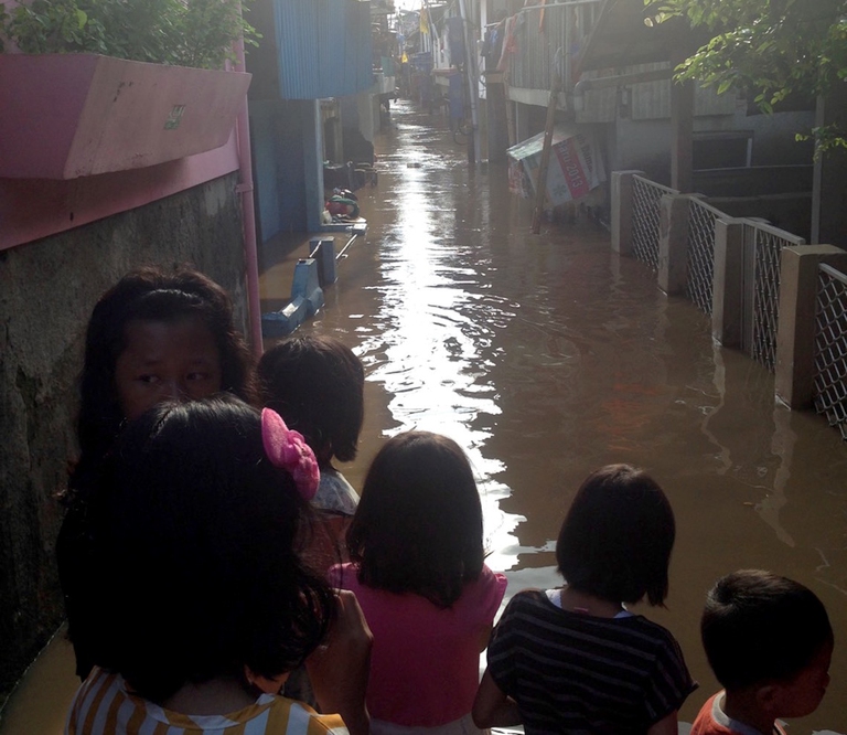 children-inundated-street-real-kampung-polo-jakarta-petajakarta