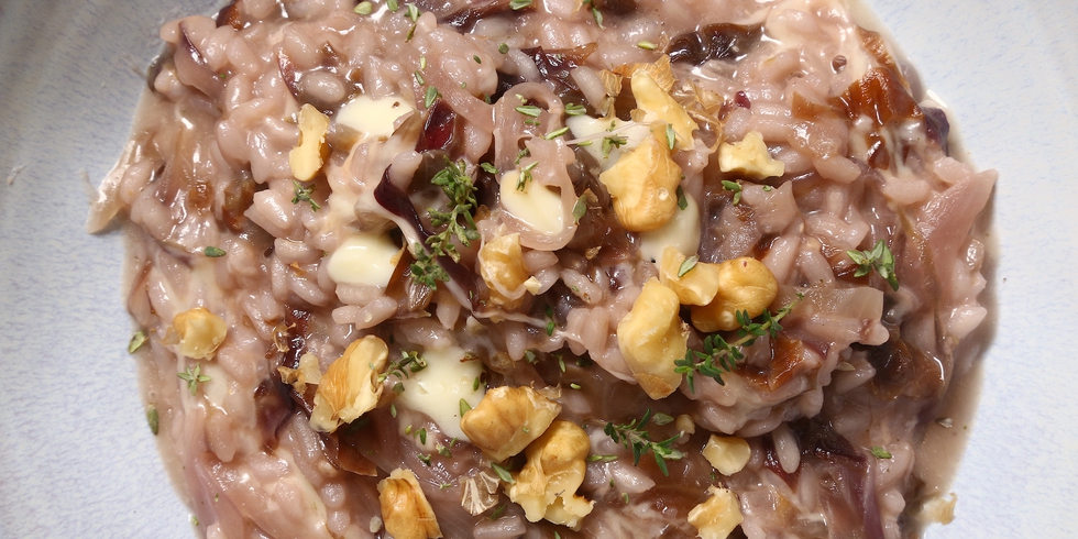 Risotto al radicchio rosso e scamorza affumicata, con noci e timo. Ricetta di fine inverno