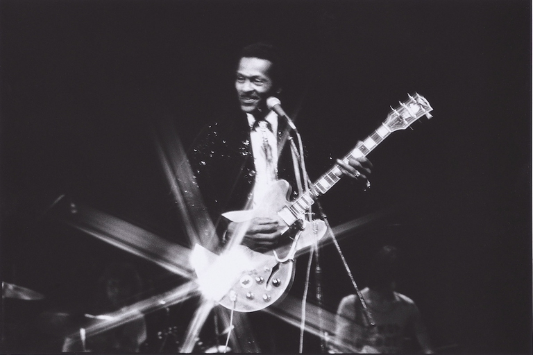 La chitarre di Chuck Berry brilla sul palco in una performance dal vivo.