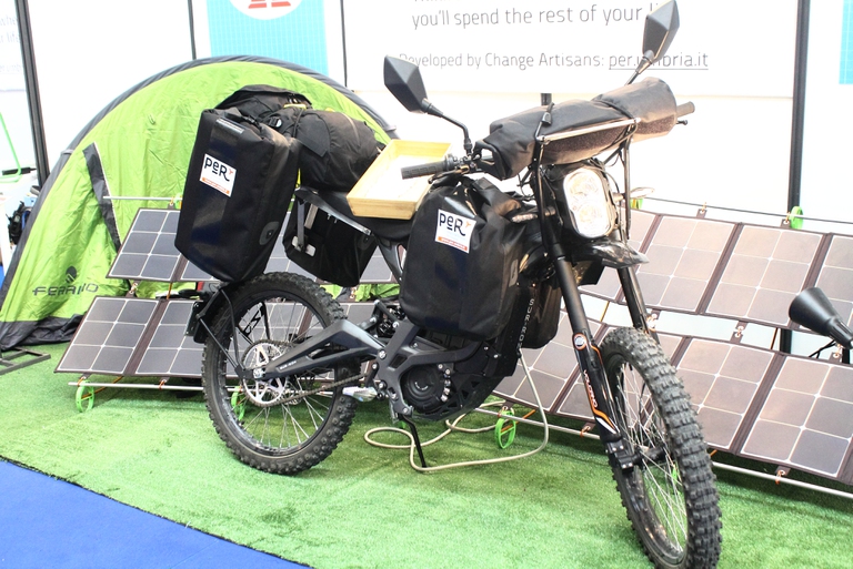 La prima moto alimentata a energia solare tramite pannelli fotovoltaici... inclusi nel prezzo / Simone Santi