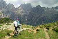 Chiudere le Dolomiti alle auto, un’opportunità per il cicloturismo