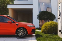Auto elettrica, chi la utilizza percorre più chilometri di chi viaggia a benzina