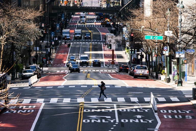 Una donna attraversa la strada a New York, Usa