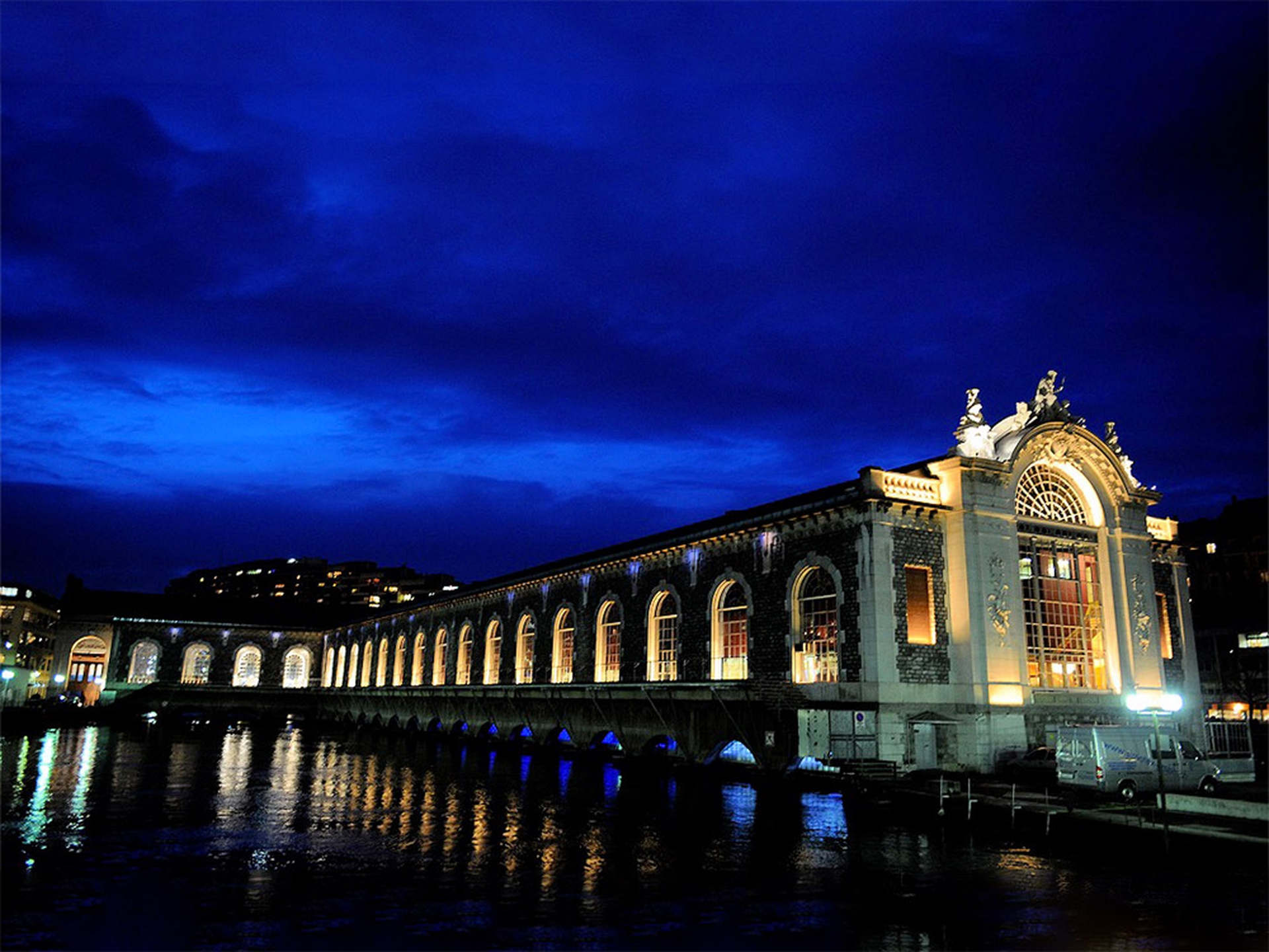Batiment des Forces Motrices sul lago di ginevra
