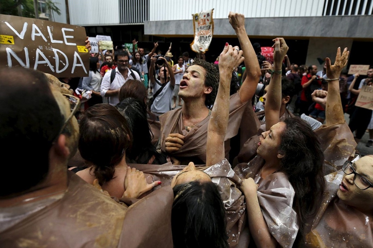 Proteste contro le aziende minerarie coivolte