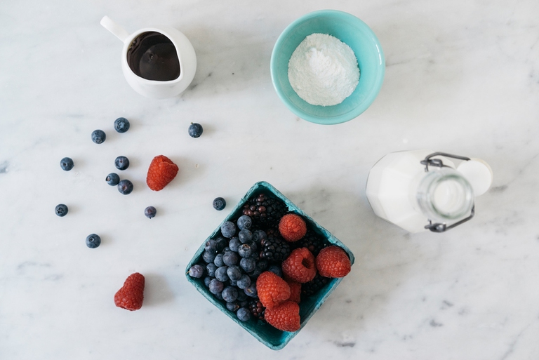 Budino con latte di riso e frutti di bosco