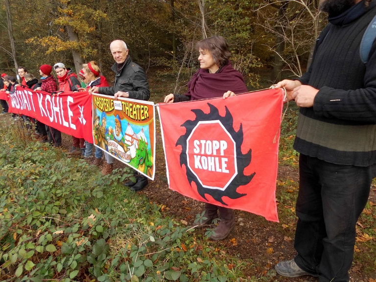 Attivisti durante sit in contro la miniera di lignite