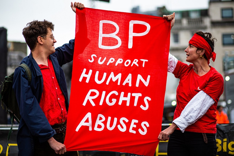 Manifesto contro Bp esposto prima della proiezione del balletto Romeo e Giulietta